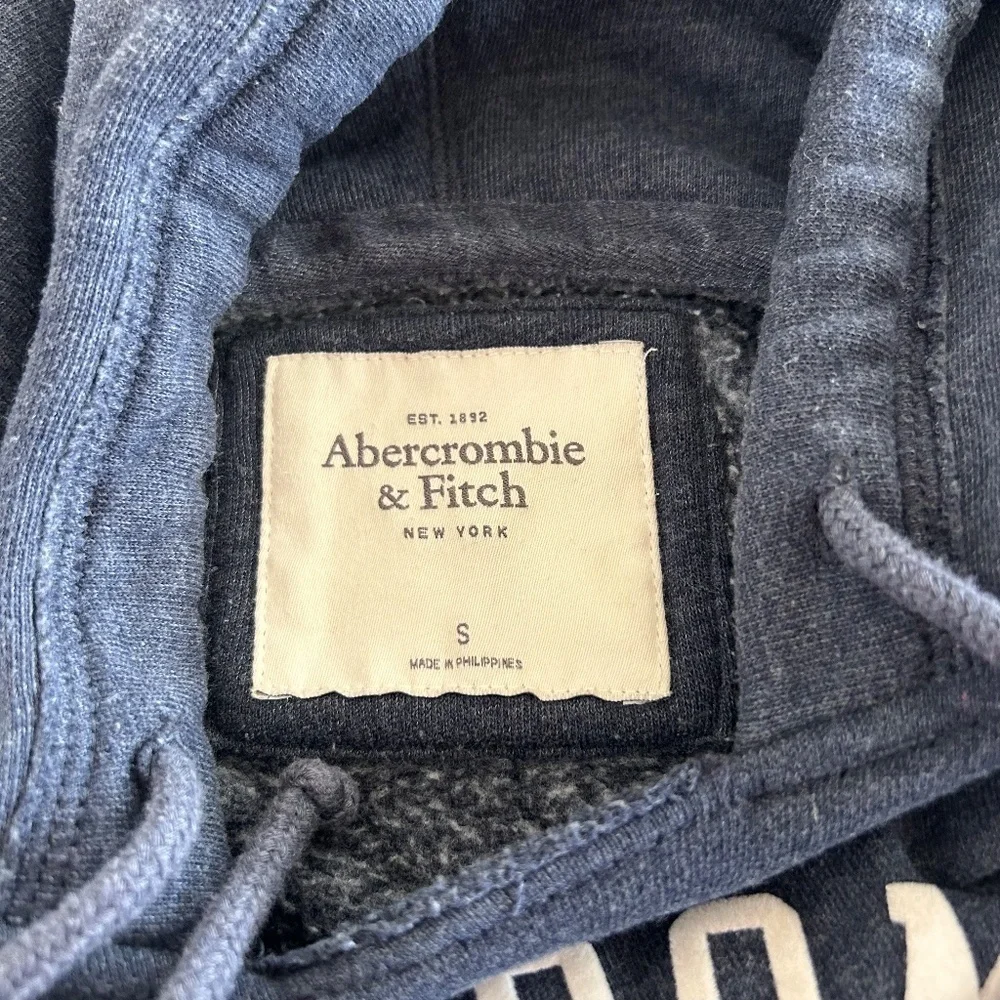 SOLD A&F Abercrombie & Fitch Sz S Navy Blue Logo Graphic Hoodie White Long Sleev - Picture 6 of 9